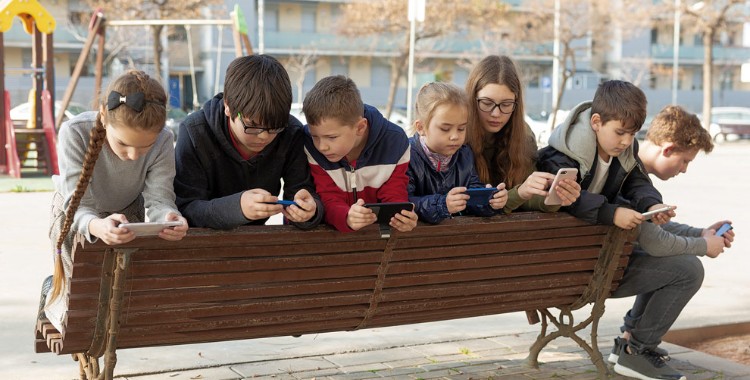 JÓVENES Y ADOLESCENTES NAVEGAN SIN CONTROL