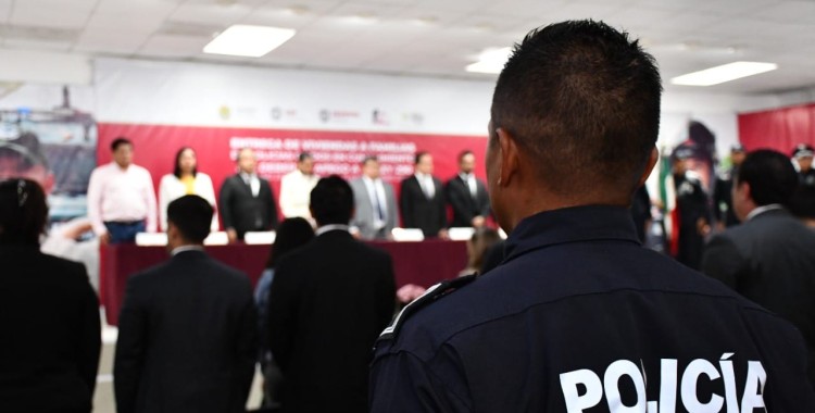 GOBIERNO ENTREGA VIVIENDA A FAMILIAS DE POLICÍAS CAÍDOS EN COMBATE