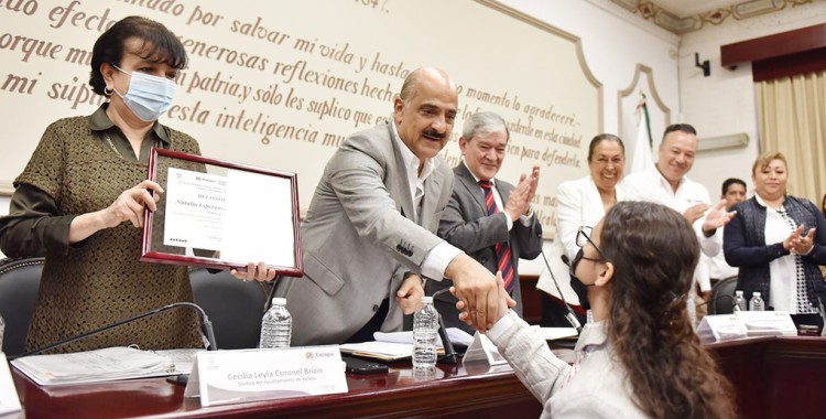 RECONOCE AYUNTAMIENTO A DEPORTISTAS Y ENTRENADORES XALAPEÑOS