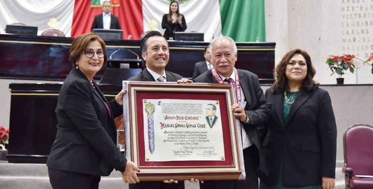 ENTREGA CONGRESO AL DR. MANUEL GÓMEZ LA MEDALLA ADOLFO RUIZ CORTINES 2022