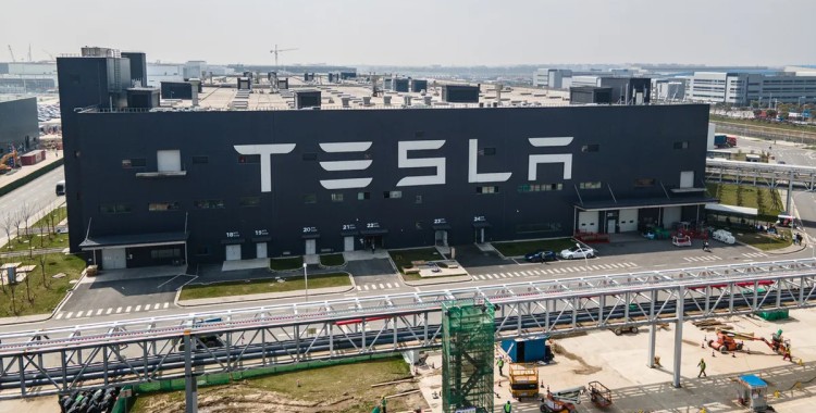 TESLA SUSPENDE PRODUCCIÓN EN PLANTA DE SHANGHÁI