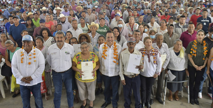 GOBERNADOR ENTREGA DOCUMENTOS AGRARIOS