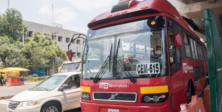 METROBÚS FRENA DE EMERGENCIA EN CU DEJANDO 10 LESIONADOS