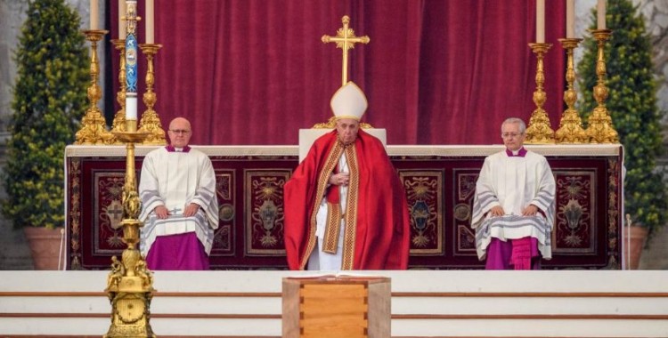 PAPA FRANCISCO ENCABEZA FUNERALES DE BENEDICTO XVI