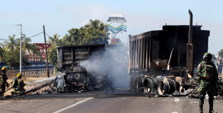 CÁRTEL DE SINALOA ROBÓ 250 AUTOS PARA NARCOBLOQUEOS