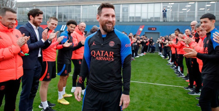 LE HACEN EL PASILLO DE HONOR A MESSI EN EL PSG