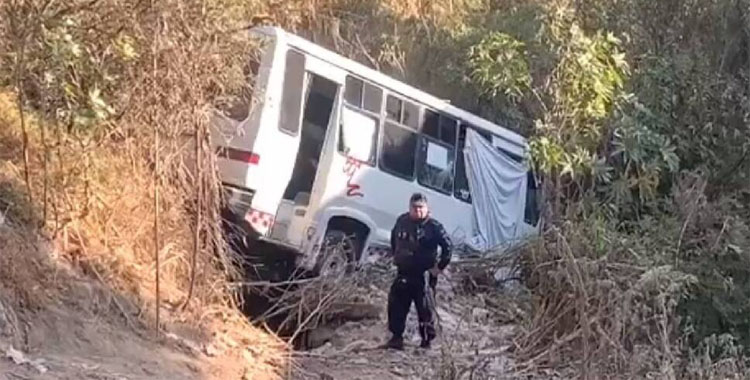 MICROBÚS CAE A UN BARRANCO EN NAUCALPAN