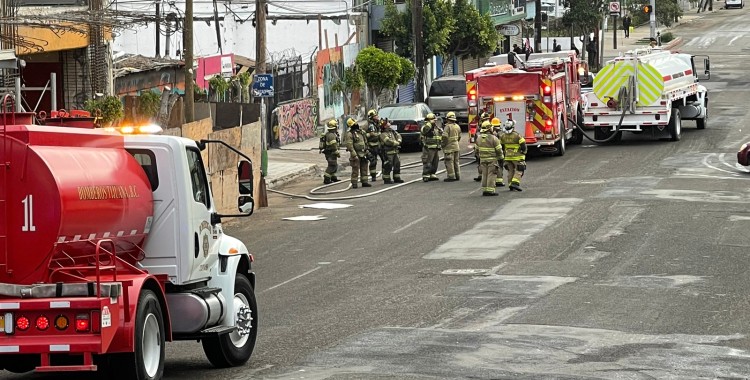 DESALOJAN A LOCATARIOS EN ZONA CENTRO POR PRESUNTA FUGA DE GAS