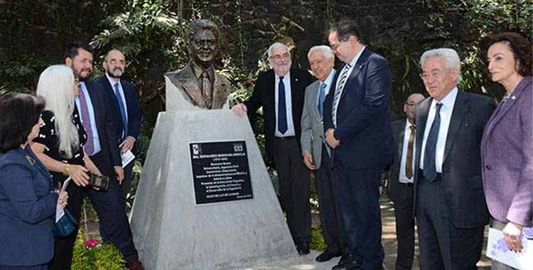 DEVELAN BUSTO DEL INGENIERO BERNARDO QUINTANA ARRIOJA, EN LA FACULTAD DE INGENIERÍA