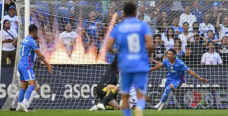 CRUZ AZUL TIENE MUCHO POR MEJORAR