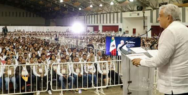 RECONOCE AMLO A SERVIDORES DE LA NACIÓN