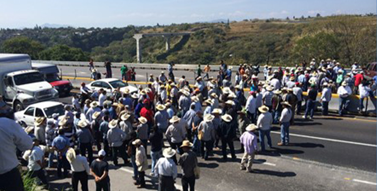 BLOQUEO PROVOCA CAOS EN MÉXICO-CUERNAVACA