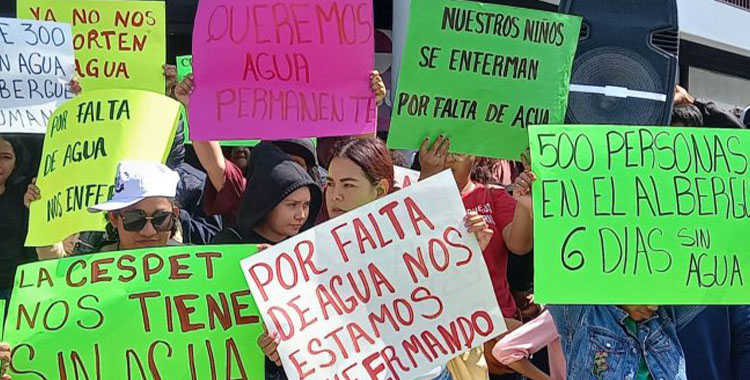 PIDEN AGUA MIGRANTES DEL ALBERGUE ÁGAPE