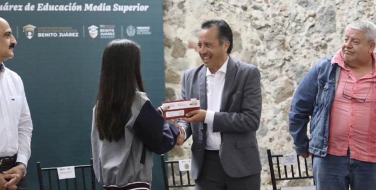 PIDE GOBERNADOR A JÓVENES APROVECHAR BECAS PARA ESTUDIAR