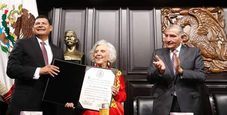 ELENA PONIATOWSKA RECIBE MEDALLA “BELISARIO DOMÍNGUEZ”