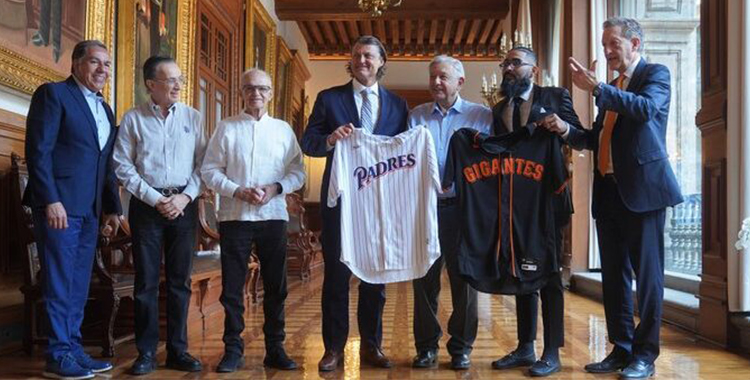 AMLO CON SERGIO ROMO Y TREVOR HOFFMAN