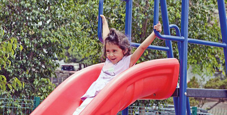 NIÑAS TRANSFORMAN UN BASURERO EN PARQUE