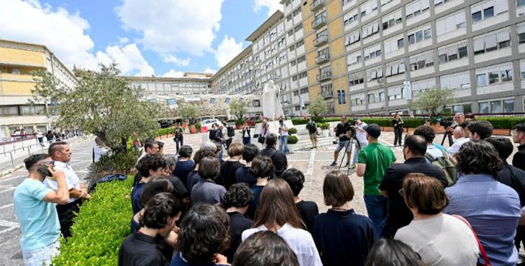 EL PAPA FRANCISCO REZÓ EL ÁNGELUS EN EL HOSPITAL GEMELLI