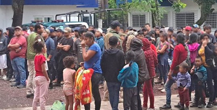 RESCATA EN VERACRUZ A 130 MIGRANTES EN UN CAMIÓN