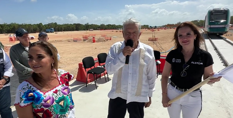 CELEBRA AMLO LLEGADA DEL PRIMER VAGÓN DEL TREN MAYA