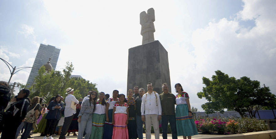 LA JOVEN DE AMAJAC EN LA GLORIETA DE PASEO DE LA REFORMA