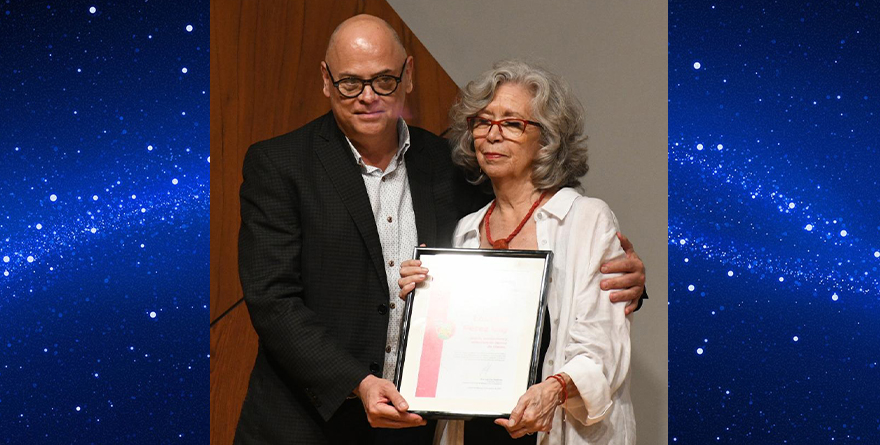 LOURDES PÉREZ GAY RECIBE HOMENAJE