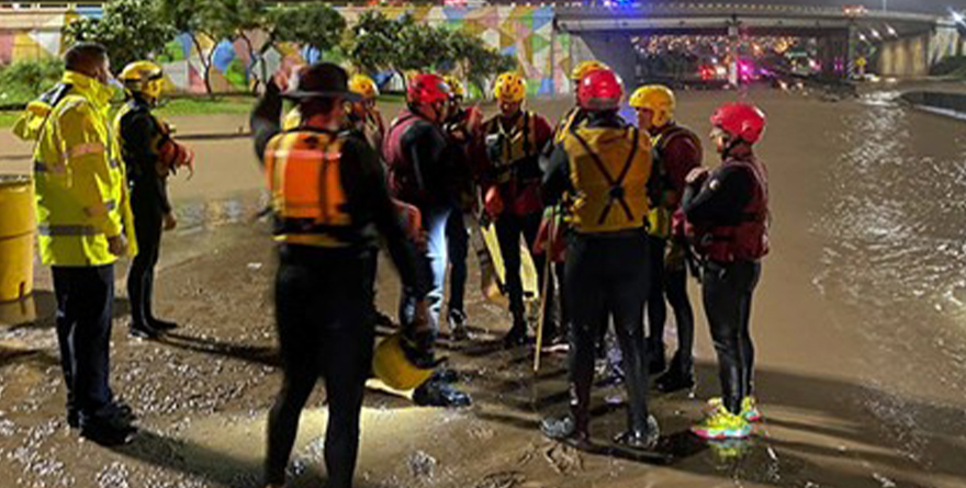 INUNDACIONES, POSTES CAÍDOS Y ACCIDENTES DE AUTOS POR HILARY EN BC