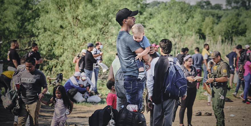 BURLAN A MIGRACIÓN; ORDENAN REDADAS