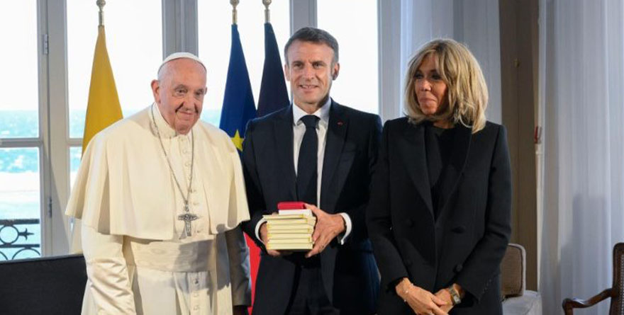 PAPA FRANCISCO SE REÚNE CON MACRON