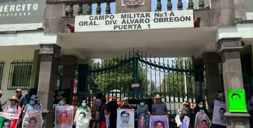 PLANTÓN DE PADRES NORMALISTAS EN CAMPO MILITAR 1