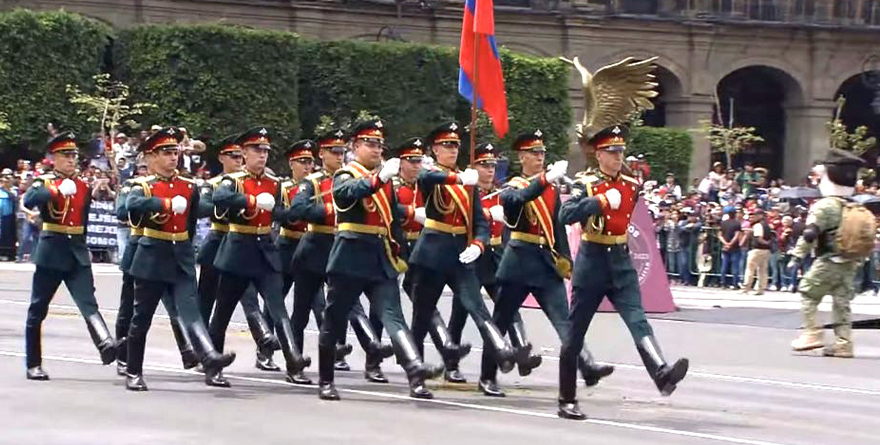 SORPRENDEN SOLDADOS RUSOS EN EL DESFILE DE INDEPENDENCIA