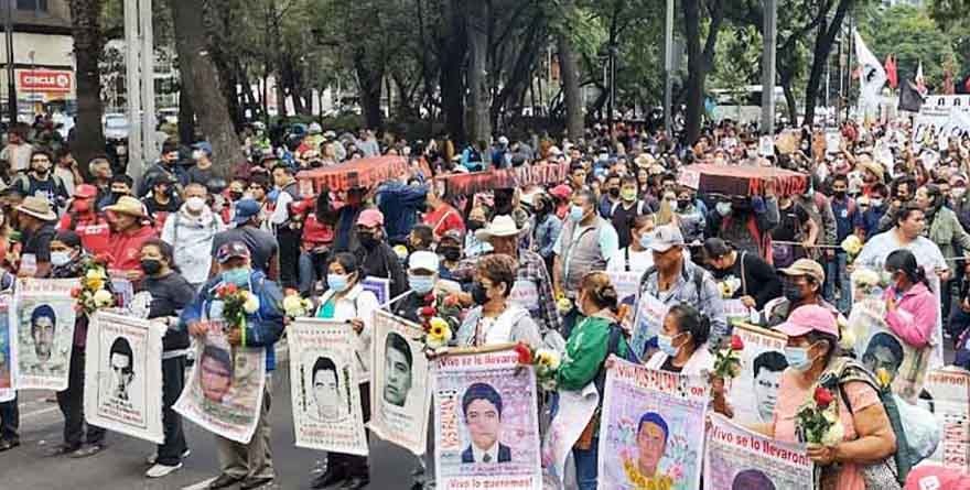 MARCHAN POR LOS 43, ENTRE PINTAS, DESTROZOS Y GRITOS DE JUSTICIA