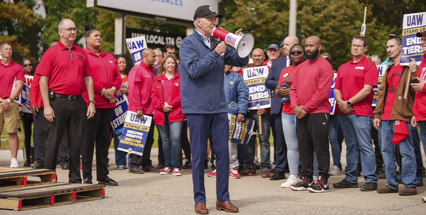 JOE BIDEN RESPALDA A LOS TRABAJADORES AUTOMOTRICES EN HUELGA