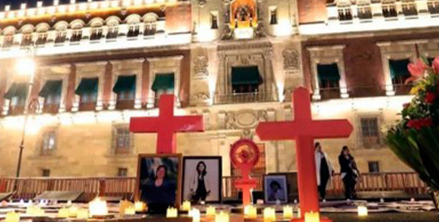 INSTALAN CEMENTERIO FRENTE A PALACIO NACIONAL