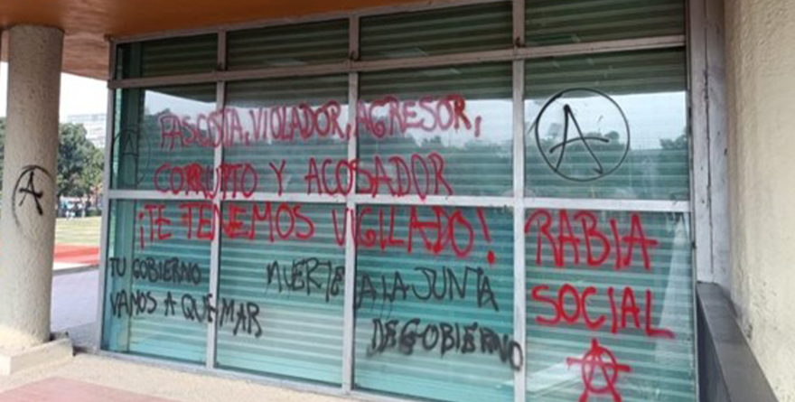 VANDALIZAN RECTORÍA DE LA UNAM