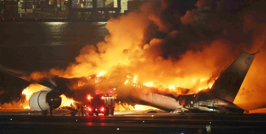 CHOCAN AVIONES EN AEROPUERTO DE TOKIO; MUEREN 5 TRIPULANTES