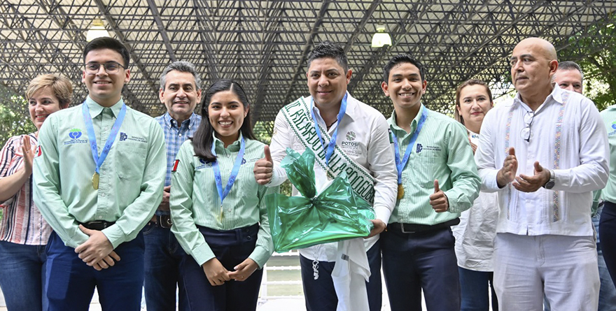 RICARDO GALLARDO ENTREGA CAMINO DE ACCESO A TECNOLÓGICO DE TAMAZUNCHALE