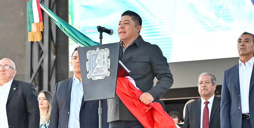 RICARDO GALLARDO TOMA JURAMENTO A LA BANDERA A ESTUDIANTES DE PRIMARIA