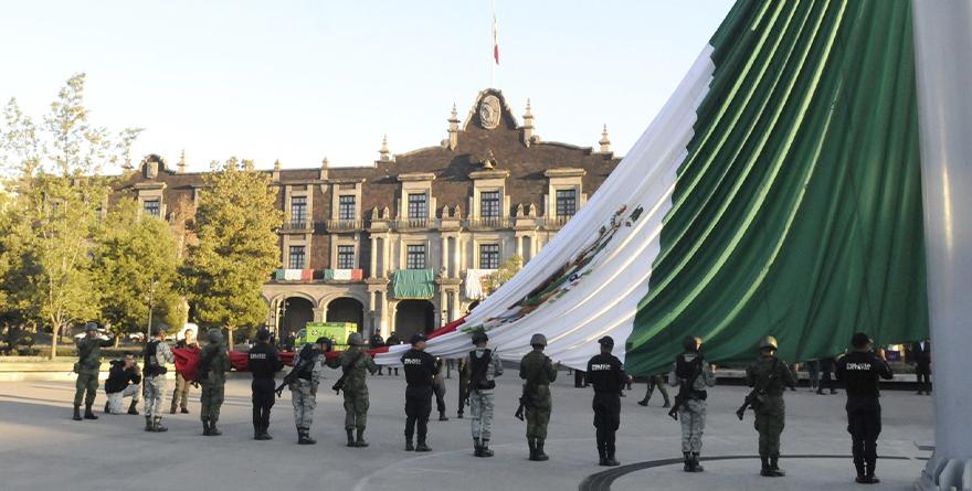 GOBIERNO DEL ESTADO DE MÉXICO REALIZA CEREMONIA DE IZAMIENTO DE LA BANDERA NACIONAL EN PLAZA DE LOS MÁRTIRES DE TOLUCA