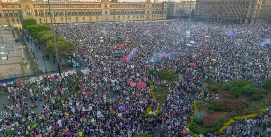 8M/ DESBORDAN CALLES Y PLANTAN BANDERA