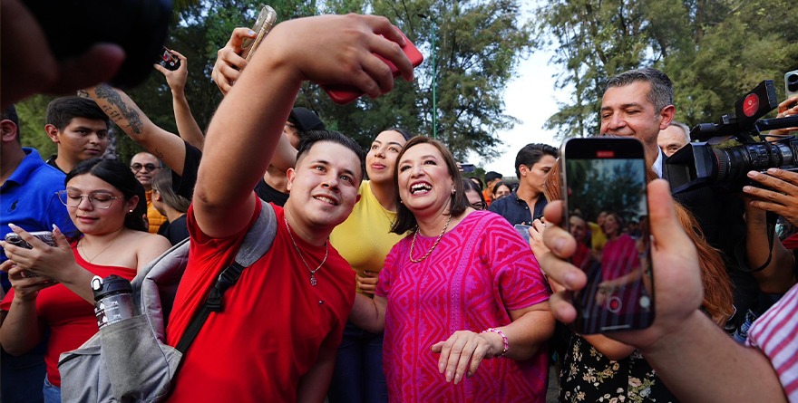 SORTEA XÓCHITL EVENTO UNIVERSITARIO ENTRE PORRAS Y ABUCHEOS