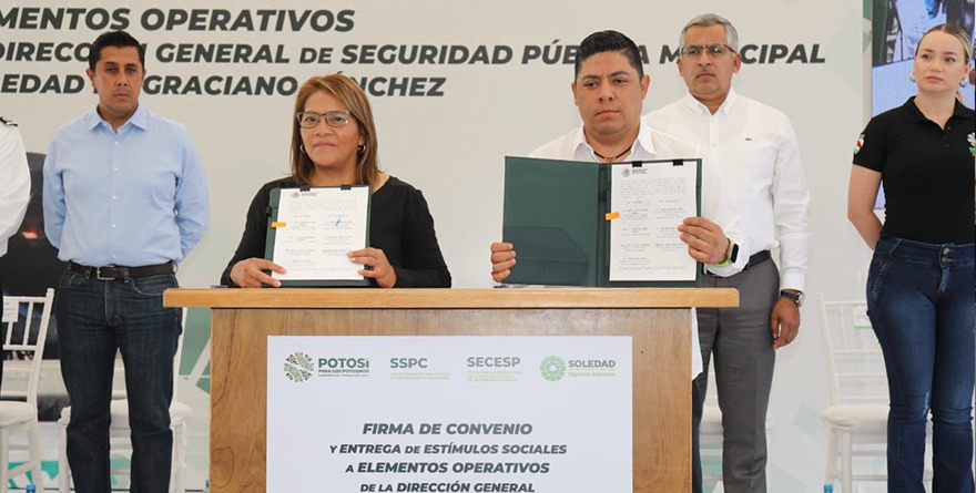 GOBERNADOR RICARDO GALLARDO ENTREGA ESTÍMULOS A POLICÍAS MUNICIPALES DE SOLEDAD