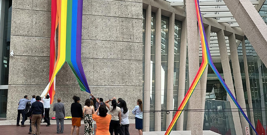 DESTROZA SINDICATO DE INFONAVIT BANDERA LGBT+