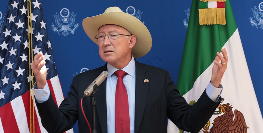 OFRECE KEN SALAZAR TRABAJAR PARA CONTENER ARMAS