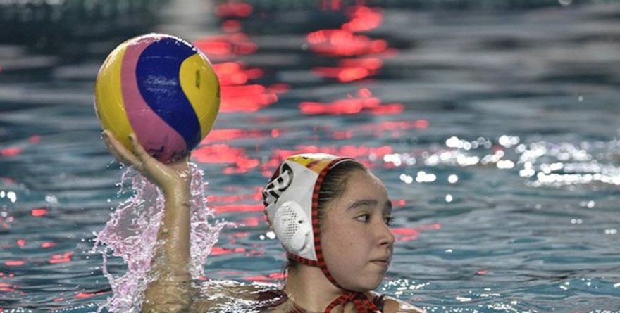 MIA BRONDO, CAPITANA HIDROCÁLIDA GUÍA A SU EQUIPO A LA MEDALLA DE ORO