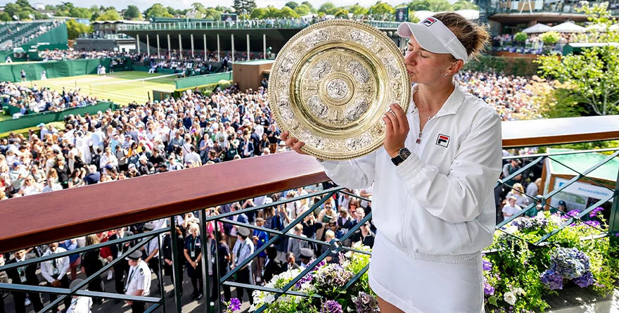 BARBORA KREJCIKOVA SE CORONA EN WIMBLEDON