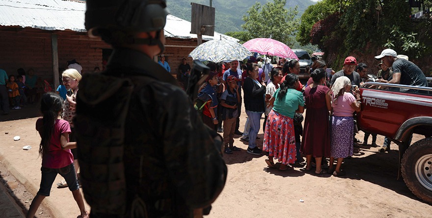 ‘NOS DIERON NARCOS DOS HORAS PARA HUIR’