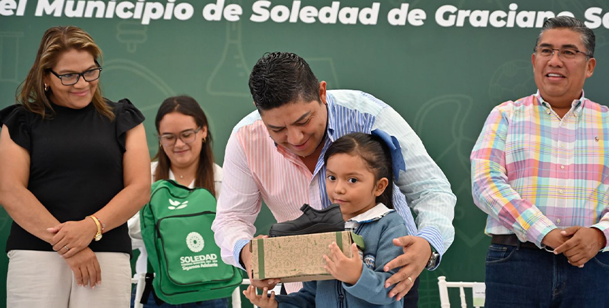 ARRANCA RICARDO GALLARDO ENTREGA DE PAQUETES ESCOLARES EN APOYO A FAMILIAS DE SLP