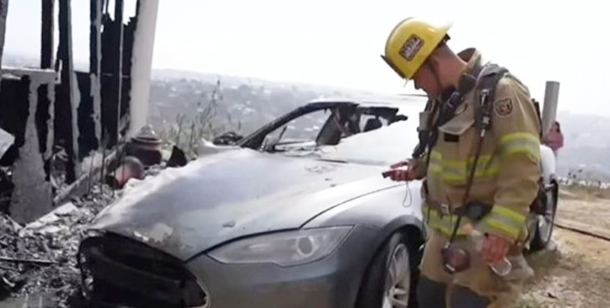 SE INCENDIA AUTO ELECTRICO EN TIJUANA