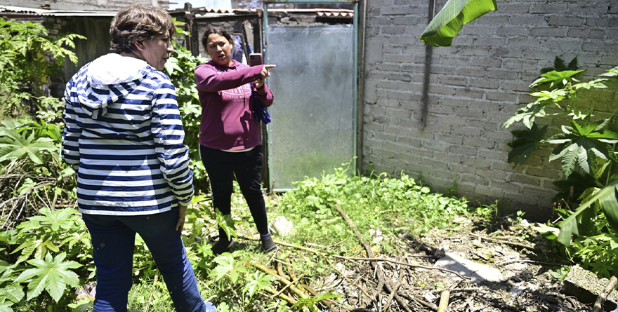 GOBERNADORA DELFINA GÓMEZ RECORRE CALLES DE CHALCO CON VECINOS